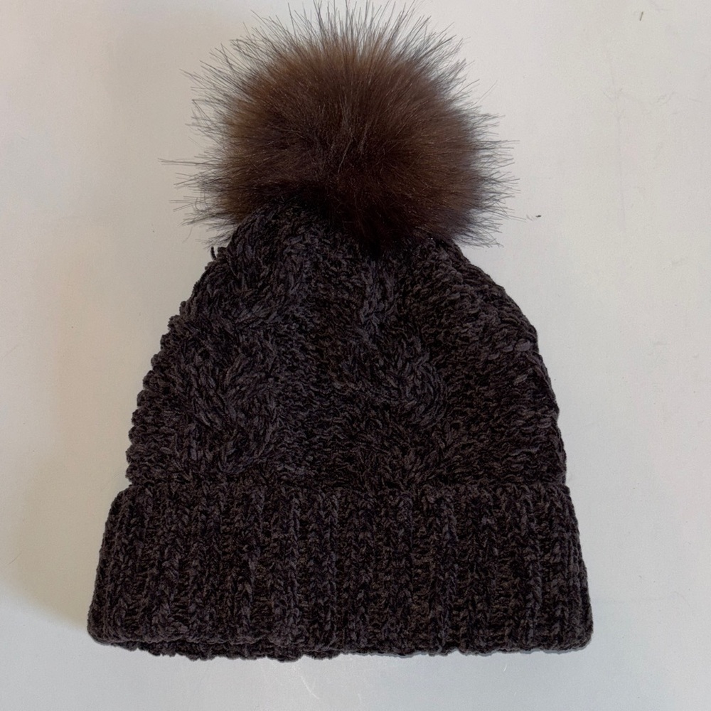 Elegant Black Knit Beanie with Pom-Pom